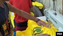 Seorang pekerja di Sentra Kaus Suci Bandung sedang menyelesaikan jahitan pesanan kaos calon peserta pemilihan anggota legislatif 2014. (VOA/R. Teja Wulan)