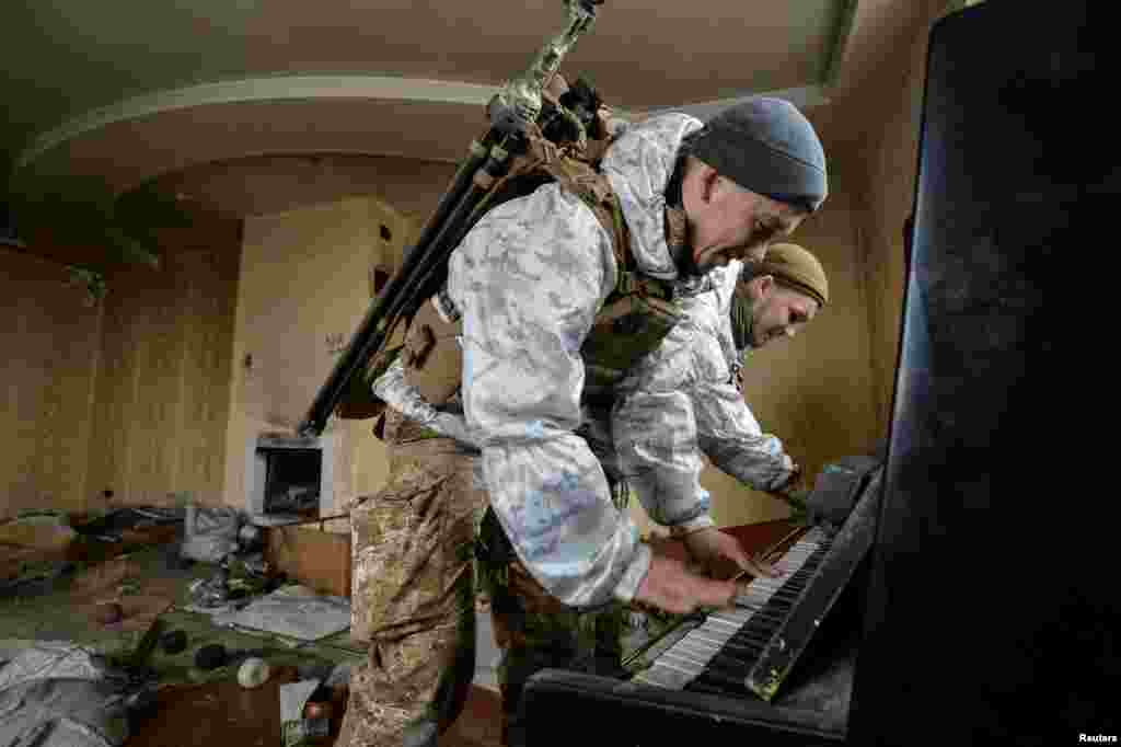 សមាជិក​នៃ​កងកម្លាំង​ប្រដាប់អាវុធ​អ៊ុយក្រែនលេង​ព្យាណូ​ ខាងក្នុង​ផ្ទះ​មួយ​ដែល​ត្រូវ​បាន​ខូចខាត​ខ្ទេច​ខ្ទី​ដោយ​ការ​ប្រយុទ្ធ​គ្នា​ នៅ​ជិត​ទីតាំង​របស់​ពួកគេ​ក្នុងទីក្រុង​ Donetsk កាលពី​ថ្ងៃ​ទី០៤ ខែកុម្ភៈ ឆ្នាំ២០១៩។