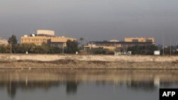 دریائے دجلہ کے کنارے واقع امریکی سفارت خانہ (فائل فوٹو)