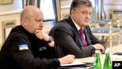 Secretary of Ukraine's National Security and Defense Council Oleksander Turchynov (L) is seen with Ukraine's President Petro Poroshenko at a session of the council in Kyiv, Ukraine, Aug. 11, 2016.