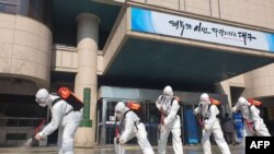 2일 한국 대구에서 보호장비를 착용한 군인들이 신종 코로나 바이러스 감염증(COVID-19) 확산 방지를 위해 방역 작업을 하고 있다.