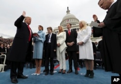 រូបឯកសារ៖ លោក ដូណាល់ ត្រាំ អម​ដោយ​ក្រុម​គ្រួសារ​លោក បានស្បថ​ចូលកាន់​តំណែង​ជា​ប្រធានាធិបតី​ទី៤៥​របស់​សហរដ្ឋ​អាមេរិក នៅ​វិមាន​សភា​អាមេរិក កាលពី​ថ្ងៃសុក្រ ទី២០ ខែមករា ឆ្នាំ២០១៧។