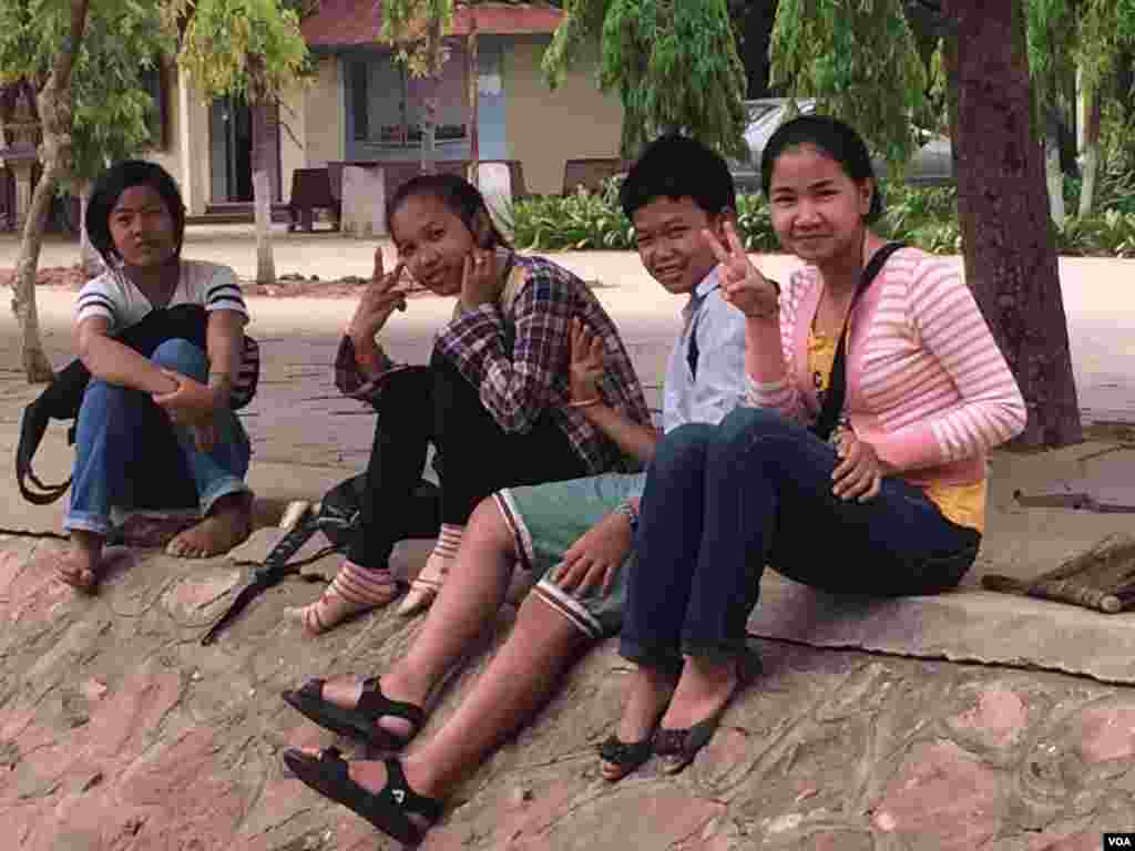 From right to left, Eight-graders Keng Somary, 14, Lim Sam Ol, 14, Vuthy Kim Eang, 14, and Tuon Sreineat, 13, attend a clean-up day event at Angkor High School, around two kilometers from Siem Reap city center on Saturday, March 21, 2015. (Phorn Bopha/VO