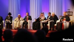 Sekjen PBB Ban Ki-Moon (tengah) bersama para pemimpin agama dunia di pembukaan lembaga kerja sama antar agama KAICIID di Wina. (Reuters/Leonhard Foeger)