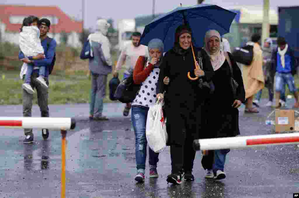 Migrants arrive at the Hungarian-Austrian border in Nickelsdorf, Austria, Sept. 5, 2015, where they came from Budapest. 