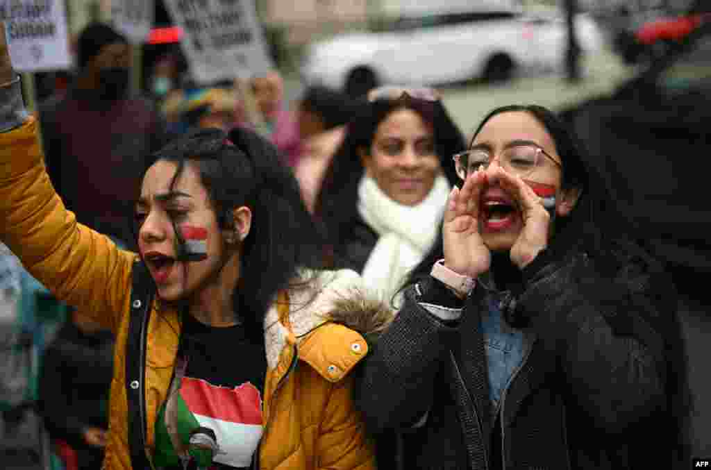 Waandamanaji wakiimba nje ya ubalozi wa UAE mjini London kupinga mapinduzi ya Sudan 