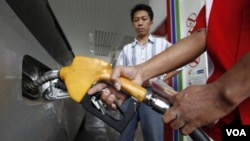 Petugas pompa bensin mengisi bensin di sebuah SPBU di Jakarta. Pemerintah sejauh ini belum memutuskan untuk menghapus BBM bersubsidi.