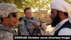 AQSh kapitani tarjimon yordamida mahalliy dindor bilan suhbatlashmoqda. Afg'onistonning Umar Zay qishlog'i, 31-oktabr, 2009. 