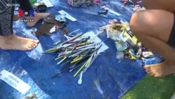 អ្នក​ធ្វើ​ការ​ស្ម័គ្រ​ចិត្ត​អូស្ត្រាលី​សម្អាត​បំពង់​បឺត​ម្ដង​មួយ​ៗ​ចេញ​ពី​សមុទ្រ