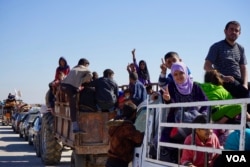 Children flash victory signs as they leave Gogjali, an eastern district of Mosul, Nov. 3, 2016. (Photo: Jamie Dettmer for VOA)