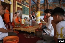 ប្រជា​ពលរដ្ឋ​កំពុង​ប្រគេន​ទេយ្យទាន​ដល់​ព្រះ​សង្ឃ​ក្នុង​ថ្ងៃ​បិណ្ឌ​ទី​១៣ នៃ​ពិធី​បុណ្យ​ភ្ជុំ​បិណ្ឌ​នៅ​រាជធានី​ភ្នំពេញ នៅ​ថ្ងៃទី​២៦​ ខែ​កញ្ញា ឆ្នាំ​២០១៩។ (កាន់ វិច្ឆិកា/VOA)