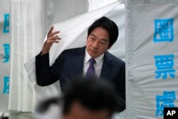 Kandidat presiden Partai Progresif Demokratik Lai Ching-te, yang juga dipanggil William, berjalan ke kotak suara saat pemilihan di Kota Tainan, Taiwan selatan, Sabtu, 13 Januari 2024. (Foto: AP)