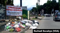 Tumpukan sampah di depan depo sementara yang tutup karena truk pengangkut tidak beroperasi (foto: VOA/Nurhadi Sucahyo)
