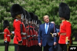 Predsednik SAD Donald Tramp vrši smotru počasne garde tokom ceremonije dobrodošlice u Bakingamskoj palati u centrlanom Londonu, 3. juna 2019, prvog dana svoje trodnevne posete Britaniji.