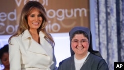 Melania Trump et une lauréate du Prix Femme de Courage 2017, Sœur Carolin Tahhan Fachakh de Syrie, le 29 mars 2017, au Département d'Etat à Washington.