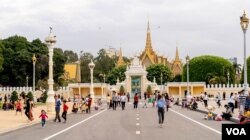 រូបឯកសារ៖ មនុស្សជាច្រើន​មក​កម្សាន្ត​នៅ​សួន​ខាងមុខ​ព្រះបរមរាជវាំងអំឡុង​ពេល​ជំងឺកូវីដ​១៩កំពុង​រាតត្បាត​ពិភពលោក នៅ​ពេល​ល្ងាច​ថ្ងៃសៅរ៍​ទី​០៤ កក្កដា​ ឆ្នាំ២០២០ ក្នុង​រាជធានី​ភ្នំពេញ ប្រទេស​កម្ពុជា។ (ទុំ ម្លិះ/VOA)