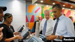 Presiden Obama dan Wapres Joe Biden membayar makan siangnya di sebuah toko sandwich di dekat Gedung Putih di Washington DC (4/10).