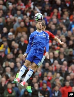 Eden Hazard dari Chelsea dan Ander Herrera dari Manchester United, belakang, menyundul bola selama pertandingan sepak bola Liga Premier Inggris antara Manchester United dan Chelsea di stadion Old Trafford di Manchester, Minggu, 16 April 2017.(Foto: AP/Rui Vieira)