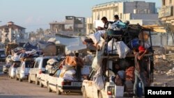 Pengungsi Palestina, yang melarikan diri dari Rafah setelah militer Israel mulai memerintahkan warga sipil untuk keluar dari bagian timur kota Gaza selatan, menjelang invasi darat untuk menyerang Hamas, tiba di Khan Younis di selatan Jalur Gaza, 6 Mei 2024.(REUTERS/Ramadhan Abed0