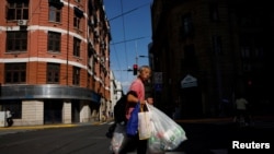 一名拾荒男子走过上海街头。（2024年9月27日）