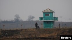 중국 단둥에서 바라본 북한 지역 초소와 군인들. (자료사진)