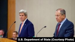 Menlu AS, John Kerry (kiri) berbicara kepada wartawan pada saat konferensi pers bersama dengan Menlu Rusia, Sergei Lavrov, setelah pertemuan bilateral menyangkut Suriah (26/8). Jenewa, Swiss (foto: Deplu AS)