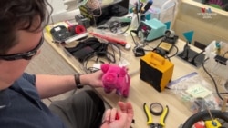 Ուսուցիչները ձևափոխում են խաղալիքներ հաշմանդամություն ունեցող աշակերտների համար