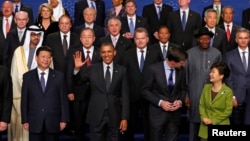 25일 네덜란드 헤이그에서 열린 제3차 핵안보정상회의 기념촬영에서 박근혜 대통령(아랫줄 오른쪽), 바락 오바마 미국 대통령(아랫줄 가운데), 시진핑 중국 국가주석(아랫줄 왼쪽) 모습이 보인다.