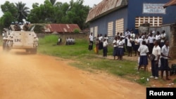 Des Casques bleus patrouillent près d'une école à Kananga, dans le Kasaï central, en RDC, le 11 mars 2017.