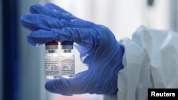 Seorang ilmuwan melakukan pengujian kandidat vaksin Covid-19 di laboratorium (foto: ilustrasi). 