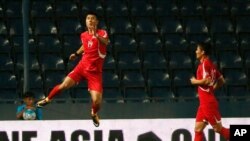 북한 축구선수 박광룡(왼쪽)이 2017년 태국 부리람의 창 아레나(Thunder Castle Stadium)에서 열린 2018년 아시아 월드컵 예선 경기에서 득점을 냈다.