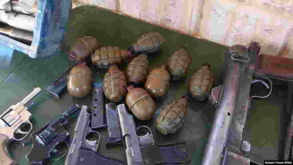 Découverte d’un important lot d’armes de guerre et de munitions à Tombouctou, Mali, le 30 août 2016. (VOA/Kassim Traoré)