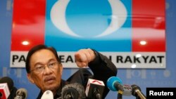 Pemimpin oposisi Malaysia Anwar Ibrahim dalam konferensi pers di kantor pusat partainya di Petaling Jaya, luar Kuala Lumpur (7/5).