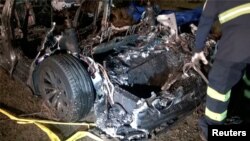 Puing-puing mobil swakemudi Tesla yang mengalami kecelakaan di The Woodlands, Texas, Sabtu, 17 April 2021. (Foto: Scott J. Engle via Reuters)