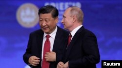 资料照片：中国国家主席习近平和俄罗斯总统普京在圣彼得堡出席国际经济论坛会议期间。（2019年6月7日）