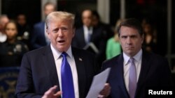 Donald Trump, didampingi oleh pengacaranya Todd Blanche, berbicara kepada awak media saat tiba di Pengadilan Kriminal Manhattan untuk menghadiri persidangan kasus uang tutup mulut yang membelitnya, pada 30 Mei 2024. (Foto: Michael M. Santiago/Pool via Reuters)