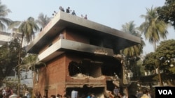 শেখ মুজিবুর রহমানের ঐতিহাসিক বাড়িতে ভাঙচুর, আগুন ও লুটপাটের ঘটনা