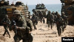 지난 3월 미한 해병대 연합상륙훈련 ‘쌍룡훈련’에는 미한 양국 병력과 영국 해병대 등 1만3천 명이 참가했다.