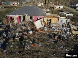 미국 인디애나주 설리번 시내 주택이 토네이도 피해 직후인 지난 2일 파손돼 있다.