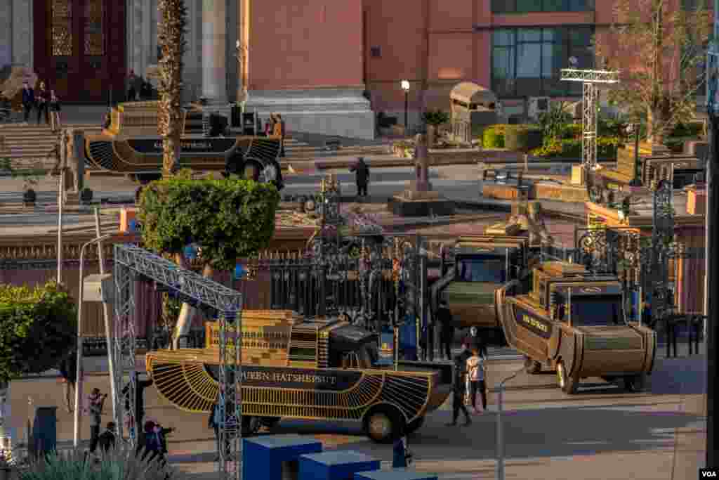 The mummies were transferred in high-tech vehicles fitted with shock-absorbers and nitrogen pods to protect them, April 3, 2021. (Hamada Elrasam/VOA)