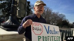 Oslo meri Merien Borgen va Vestminster lord-meri Rut Bush Rojdestvo bayramida Londonning Trafalgar maydoniga o&#39;rnatiladigan archa daraxtini aralamoqda. Oslo, Norvegiya.<br />
<br />
<br />
&nbsp;