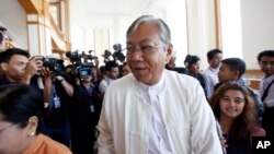 លោក Htin Kyaw (រូប​កណ្តាល) ត្រូវ​បាន​តែងតាំង​ដោយ​គណបក្ស​សម្ព័ន្ធ​ជាតិ​ដើម្បី​ប្រជាធិបតេយ្យ​ ធ្វើ​ជា​បេក្ខជន​សម្រាប់​តំណែង​ប្រធានាធិបតី។ 