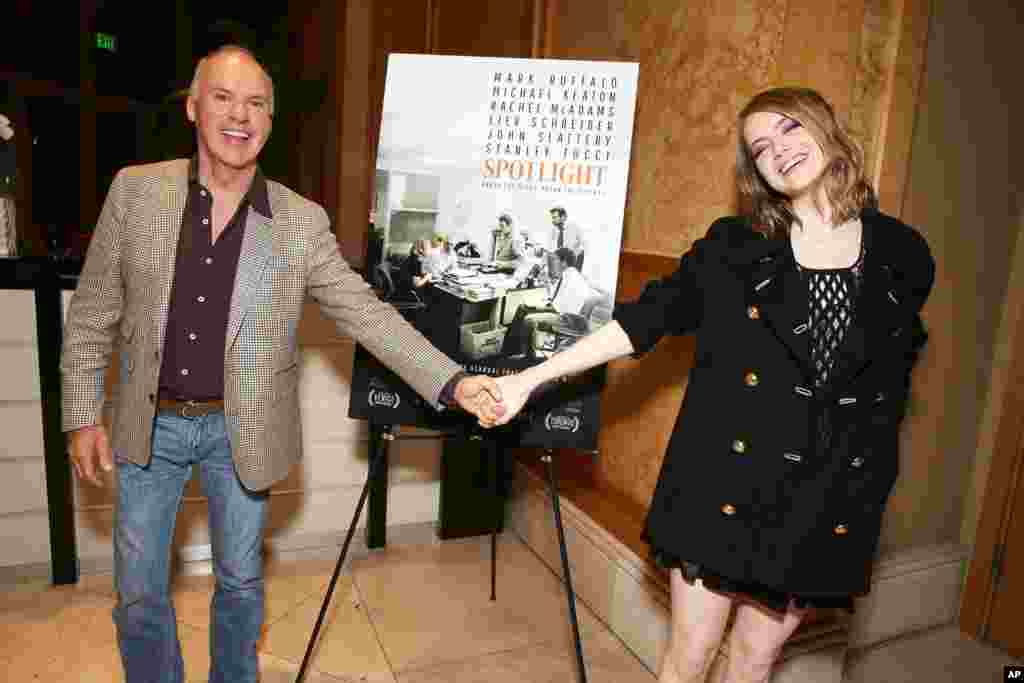 在演员艾玛&middot;斯通主持的电影《聚焦》的特别观影活动里，她和演员迈克尔&middot;基顿。这个影片的制片和发行公司是开路电影公司。