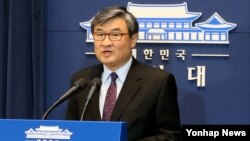 조태용 국가안보실 1차장이 3일 청와대 춘추관에서 북한의 장거리 미사일 발사 예고와 관련해, "북한이 장거리 미사일 발사 강행시 국제사회로부터 혹독한 대가를 치르게 될 것임을 엄중히 경고한다"고 발표하고 있다. 