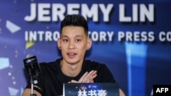 Jeremy Lin lors d'une conférence de presse à Beijing, Chine, le 26 septembre 2019. (Photo by STR / AFP) 