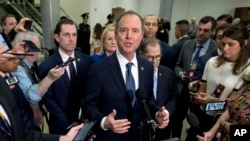 Ketua Komite Intelijen DPR AS, Adam Schiff, didampingi manajer pemakzulan, Ketua Komite Kehakiman DPR AS, dan anggota lainnya: Jerrold Nadler, Hakeem Jeffries, Sylvia Garcia, Val Demings (Foto: dok).