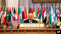 AQSh Prezidenti Donald Tramp Saudiya Arabistonida o'tgan Arab-Islom-Amerika sammitida, 21-may, 2017-yil.