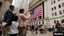 지난 2015년 중국인 여행객들이 미국 뉴욕 증권 거래소 앞에서 사진을 찍고 있다. 