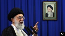 Pemimpin tertinggi Iran, Ayatollah Ali Khamenei dalam sebuah khotbah Jumat di Teheran.