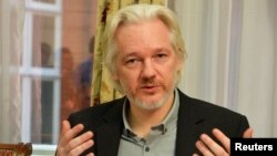 FILE - WikiLeaks founder Julian Assange gestures during a news conference at the Ecuadorian embassy in central London August 18, 2014. 